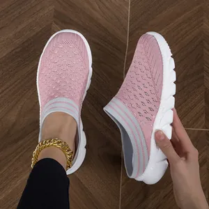 Detail von rosa atmungsaktivem Strick-Slipper mit weißer dicker Sohle und elastischem Bündchen
