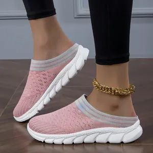 Detailsicht der rosa atmungsaktiven Strick-Pantolette mit weißer gezackter Plateausohle