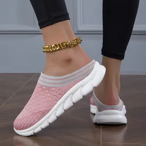 Details des rosa gestrickten Obermaterials und der weißen Dämpfungssohle des Slipper-Sneakers