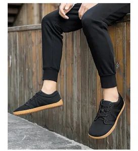 Gros plan de chaussures minimalistes noires respirantes avec semelle en gomme antidérapante