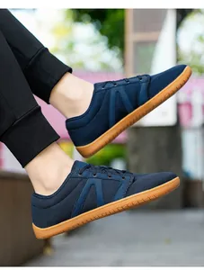 Vue latérale de chaussures pieds nus bleu marine montrant la semelle en gomme souple