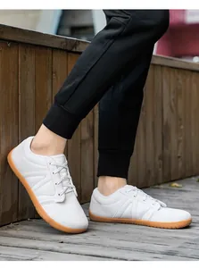 Détail du tissu en maille blanche et de la semelle en gomme sur chaussure pieds nus