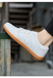 Vue latérale de chaussures pieds nus blanches respirantes avec semelle en gomme rétro