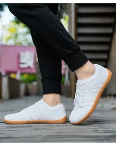 Détails de baskets pieds nus en maille blanche avec semelle en caoutchouc sur bois