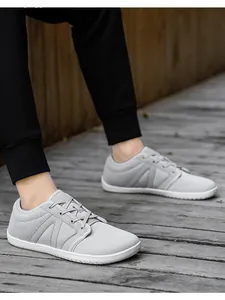 Vue latérale des chaussures pieds nus gris clair en maille respirante avec semelles blanches