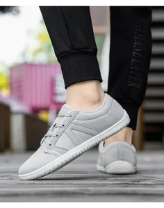 Vue latérale détaillée de chaussures pieds nus gris clair avec semelles en caoutchouc