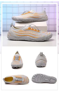 Dettagli di scarpe da scoglio grigie e arancioni con lacci rapidi e suola drenante