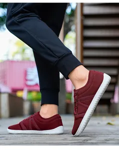Détail de basket en maille bordeaux respirante avec semelle antidérapante blanche