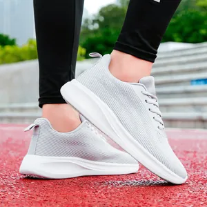 Chaussures de running en mesh gris clair avec semelle épaisse amortissante sur piste
