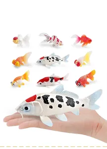 Ensemble de modèles de poissons rouges avec main montrant l'échelle réelle du produit