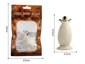Detailweergave van een uitkomende pinguïn uit een ei model met verpakking en veiligheidstips