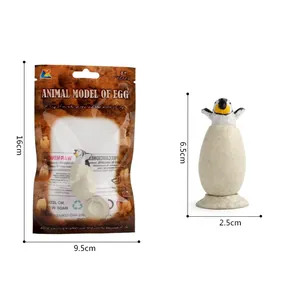 Realistisch uitkomend pinguïnkuiken speelgoedfiguur met afmetingen en verpakking