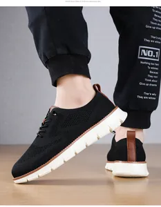 Rückansicht leichter schwarzer Mesh-Loafer mit dicker weißer Sohle und braunen Fersen-Akzenten