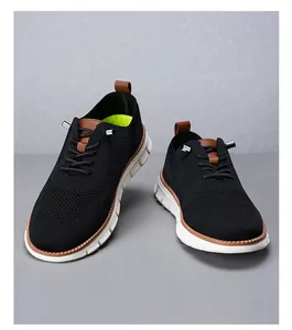 Details von atmungsaktiven schwarzen Strick-Loafers mit braunen Lederakzenten und weißer Sohle