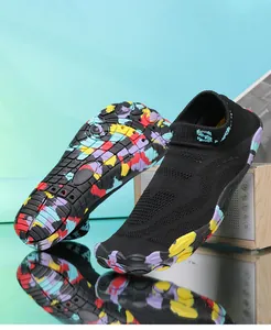 Dettaglio della suola in gomma colorata e della tomaia traspirante delle scarpe da scoglio