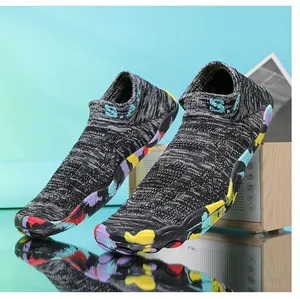 Dettaglio di scarpe acquatiche in maglia grigia con suola in gomma antiscivolo colorata