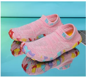 Dettaglio delle scarpe da scoglio rosa traspiranti per bambini con suole colorate antiscivolo