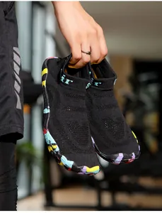 Dettaglio di scarpe da scoglio flessibili in maglia traspirante e suola mimetica antiscivolo