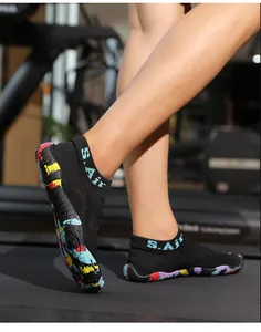 Dettaglio suola antiscivolo multicolore e logo S.Air su scarpe da scoglio traspiranti