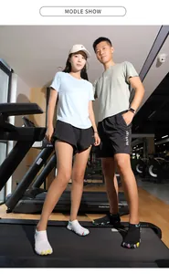 Dettaglio del set sportivo con scarpe a cinque dita sul tapis roulant in palestra