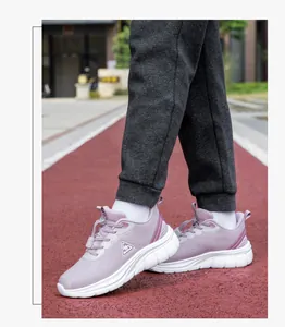 Detail von lila Mesh-Walkingschuhen mit Kordelzug und flexibler dicker weißer Sohle
