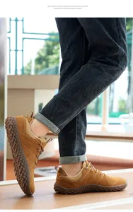 Dettaglio della suola a nido d'ape leggera in schiuma EVA su scarpe outdoor da uomo