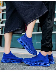 Détail de chaussures de running en tricot bleu avec semelles creuses ondulées respirantes