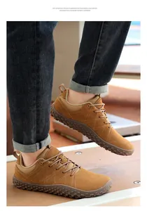 Dettaglio scarpe casual in pelle scamosciata marrone con suola leggera in EVA a nido d'ape