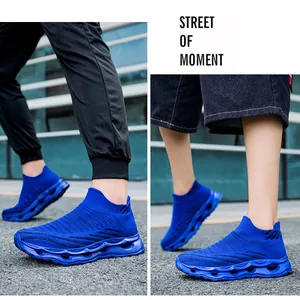Détails des chaussures de course bleu roi avec tige en maille respirante et semelle creuse