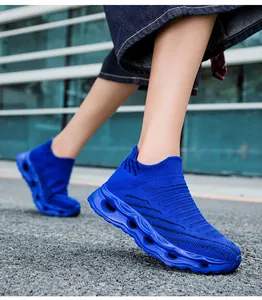 Gros plan de chaussures de course en maille bleue avec semelles à vagues amortissantes