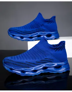 Détail de la tige en maille bleu clair et de la semelle amortie à vagues sur baskets