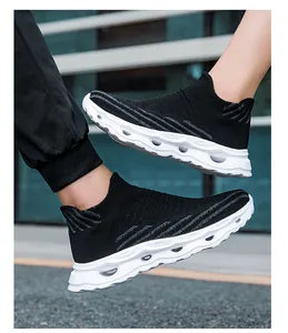 Détail du tissu tricoté respirant et de la semelle à vagues amortissante sur chaussures noires