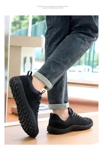 Dettaglio scarpa casual in rete nera con suola in EVA antiscivolo su un modello fuori