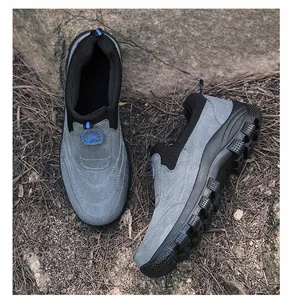 Details grauer Wildleder-Outdoorschuhe mit Slip-On-Design und rutschfester Gummisohle