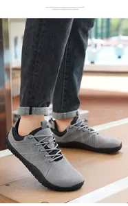 Dettaglio della suola leggera in schiuma EVA sulle sneakers casual grigie da uomo all'aperto