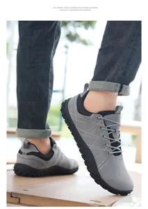 Dettaglio della suola leggera in schiuma EVA e camoscio grigio su scarpe casual da uomo