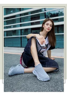 Détail d'une chaussure de running en tricot bleu clair avec semelle amortissante évidée