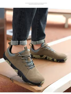 Dettaglio della tomaia in pelle scamosciata marrone con accenti camo e suola in EVA
