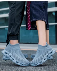 Détail de chaussures de course en maille bleue respirante avec semelles épaisses amortissantes