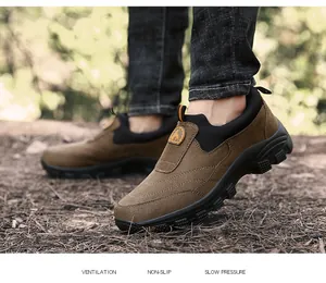 Detail von Herren-Outdoor-Schuhen mit rutschfester Gummisohle und Wildledermaterial
