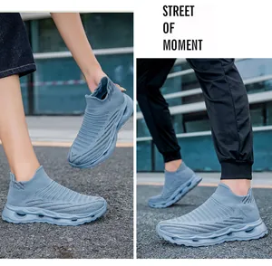 Gros plan de baskets chaussettes en maille bleu clair avec semelles ondulées ajourées