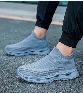Gros plan sur basket chaussette flyknit bleu clair avec semelle épaisse ondulée amortie