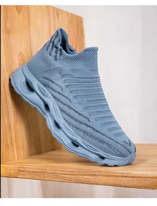 Détail de baskets chaussettes en maille bleue avec semelle à amorti évidé