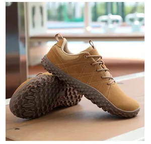 Dettaglio di scarpe casual in pelle scamosciata kaki con suole in gomma antiscivolo