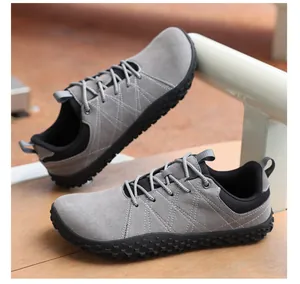 Dettaglio della suola in gomma nera antiscivolo su sneaker casual grigia bassa