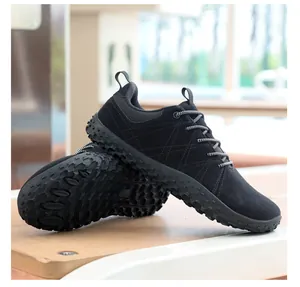 Dettaglio di scarpe casual nere traspiranti con suola in gomma e cuciture a incrocio