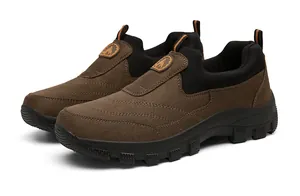 Details von dunkelbraunen Nubukleder-Slippern für Herren mit robuster Gummisohle und Nähten