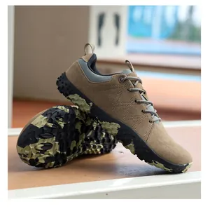Dettaglio della suola spessa antiscivolo su scarpe da trekking in pelle color cuoio