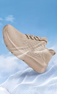 Détail de la tige en maille respirante et semelle élastique épaisse sur basket beige