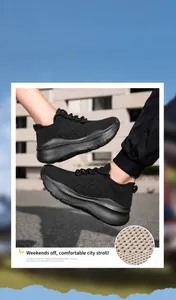 Vue détaillée des baskets noires en maille respirante avec semelle épaisse amortie